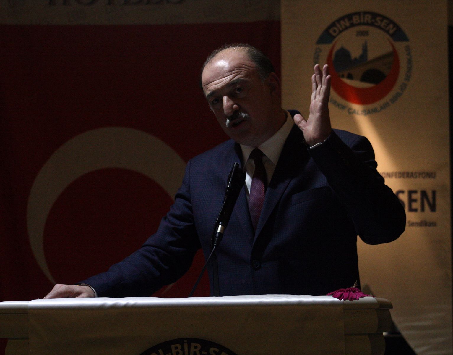 Sayın Özdemir; Hılful Fudul (Erdemliler İttifakı) 580’li yıllarda Arap Kabileleri arasında süregelen savaşlar sonucunda ortaya çıkan anarşi ortamında can ve mal güvenliğinin sağlanması zayıf ve güçsüzlerin korunması, zulmün önlenmesi gibi amaçlarla toplumda sözü geçen saygın iyi niyetli kişilerin önderliğinde kurulan ve HZ. Muhammet’inde katıldığı Barış Cemiyetidir. Yaratılışımız fıtratıyla iyiye, güzele, doğruya ve hakikate meyilliyiz. Lakin günümüz da unutulan bu değerler çerçevesinde sizlere büyük ölçüde görevler düşmektedir. Değerlerimizin unutulmasının önüne geçecek ve insanlığı, yaratılışın bize yüklediği bu halis erdemlere sahip çıkartarak, bizden sonraki nesillere taşıyıp daha fazla kitlere yaymak en büyük görevlerimiz arasında olmalıdır.